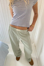 Green Women's Wide-Leg Lounge Pants with Elastic Waistband & Side Pockets — Zora - Front Waist Close